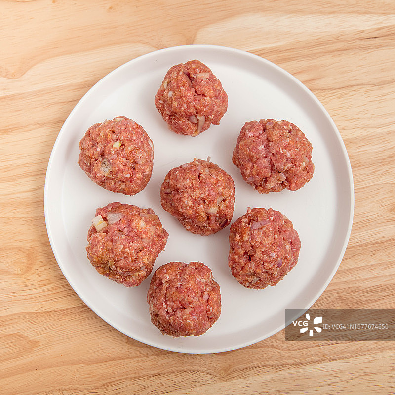 白色盘子里的肉丸图片素材