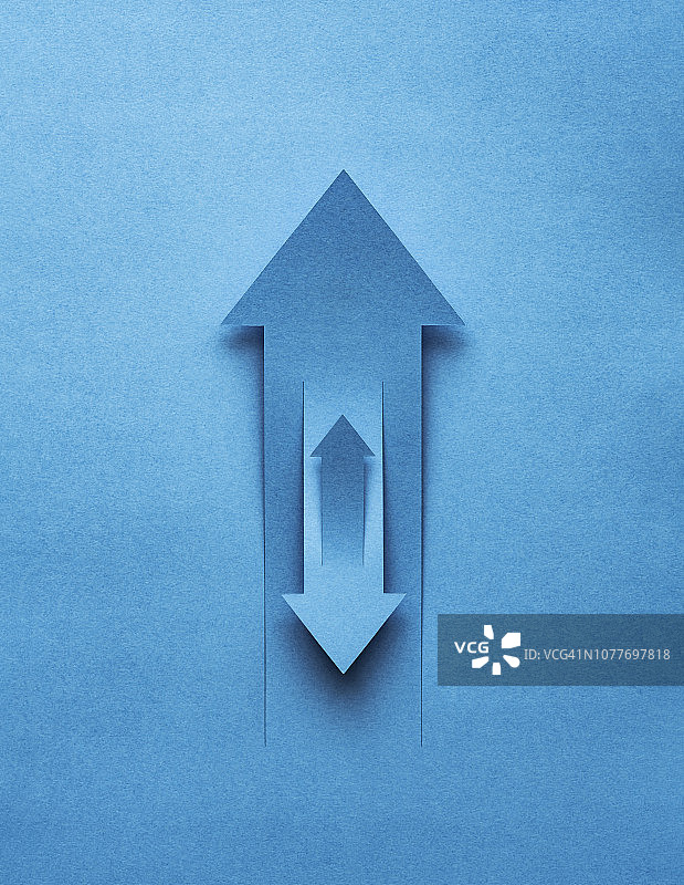 从一张纸上剪下的箭头图片素材