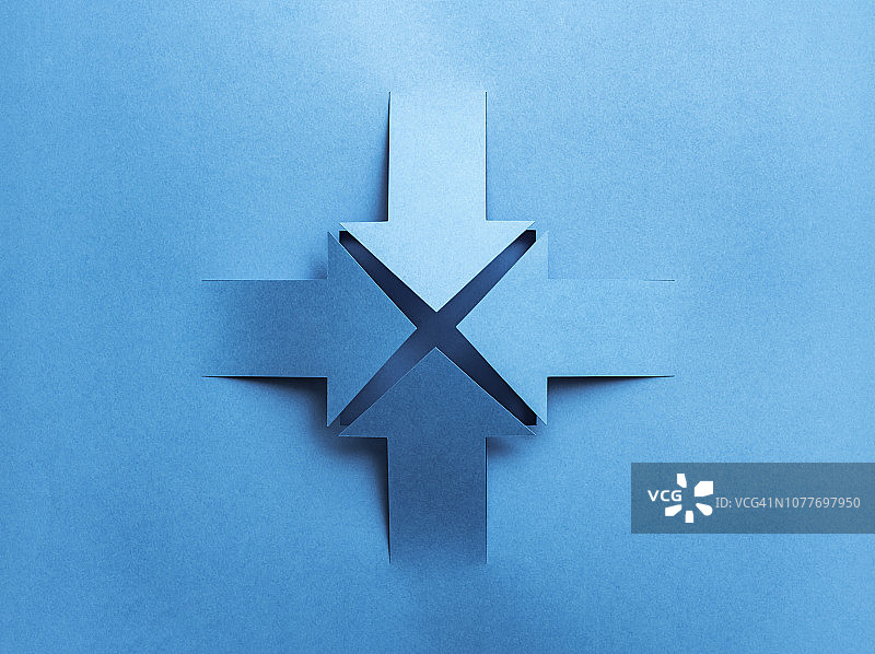 从一张纸上剪下的箭头图片素材