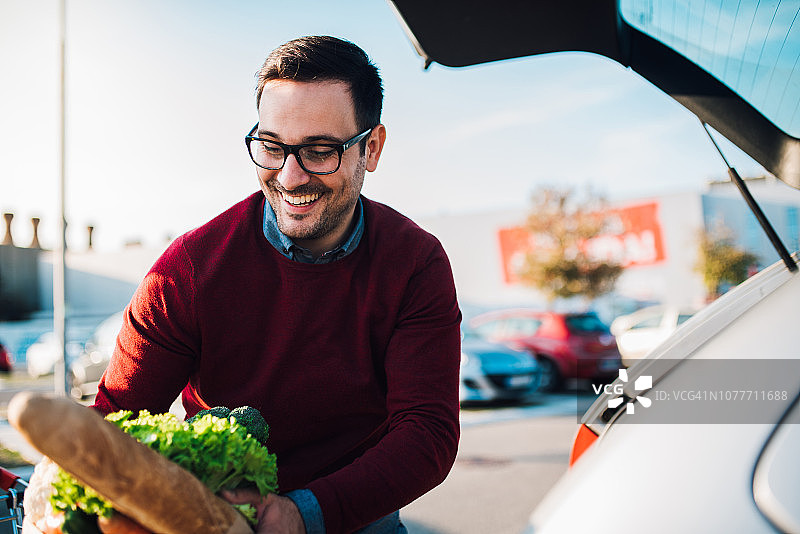 男人打包食品杂货图片素材