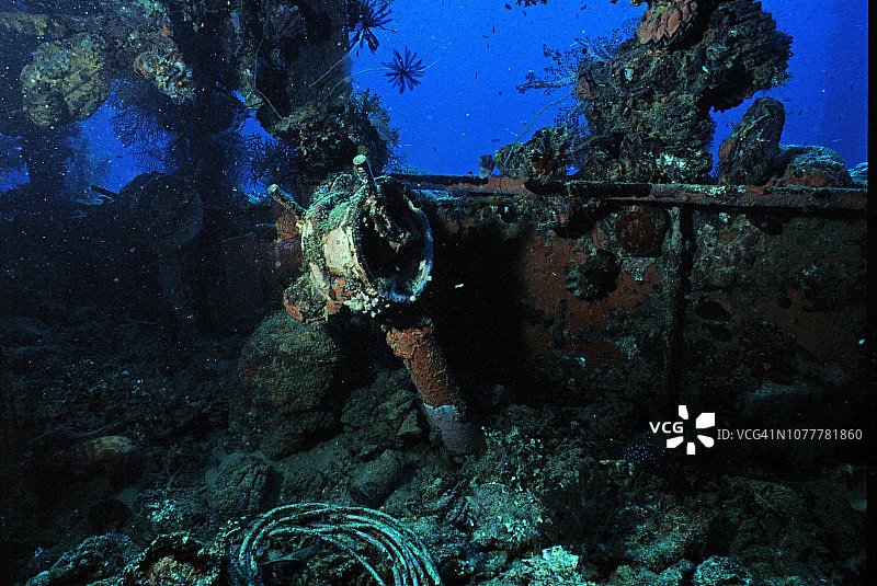 二战中沉没的日本船上的舵房和船舶电报图片素材