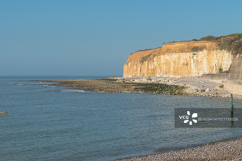 英国东萨塞克斯郡库克米尔港的沿海白垩悬崖和海岬图片素材