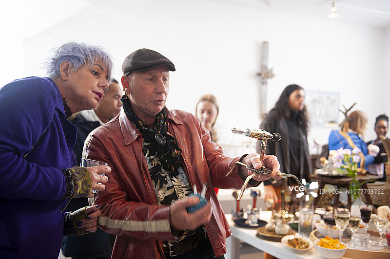 创意快闪店里的顾客图片素材