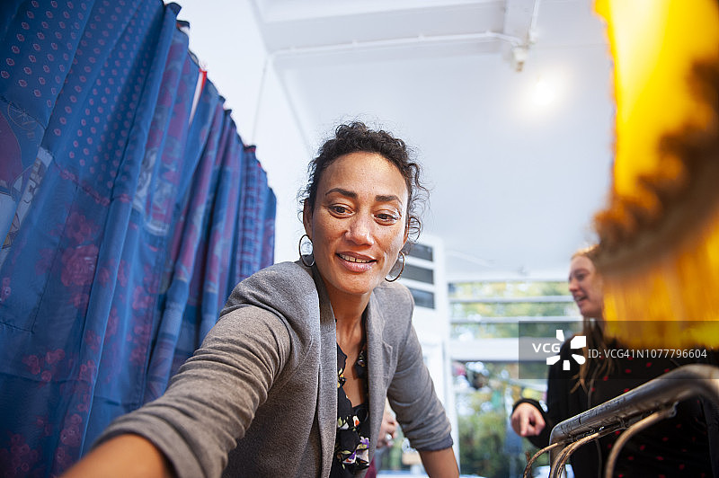 在创意快闪店柜台包装艺术品的店主图片素材