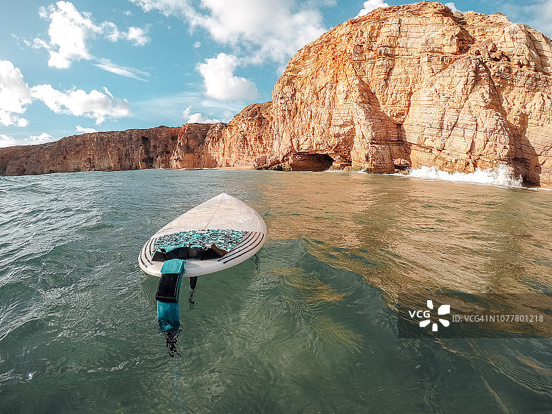 悬崖下海上的冲浪板图片素材