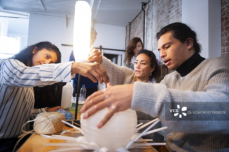 创意多元的商务团队在工作室中进行实验图片素材