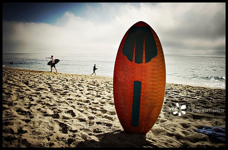 海滩上的滑板运动图片素材