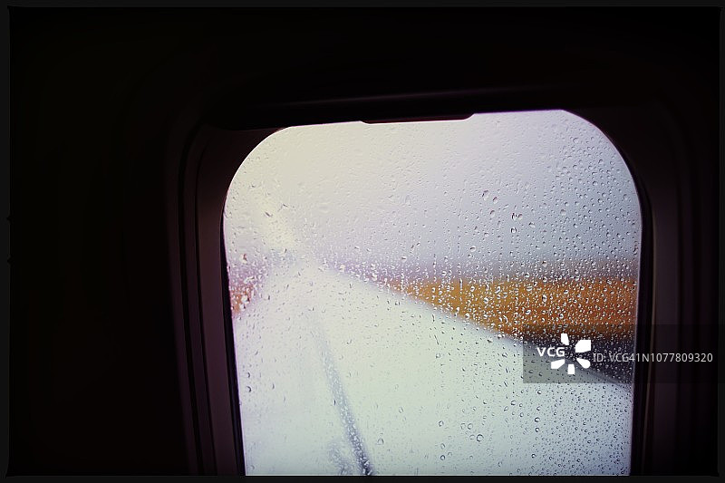 飞机窗户上的雨水图片素材