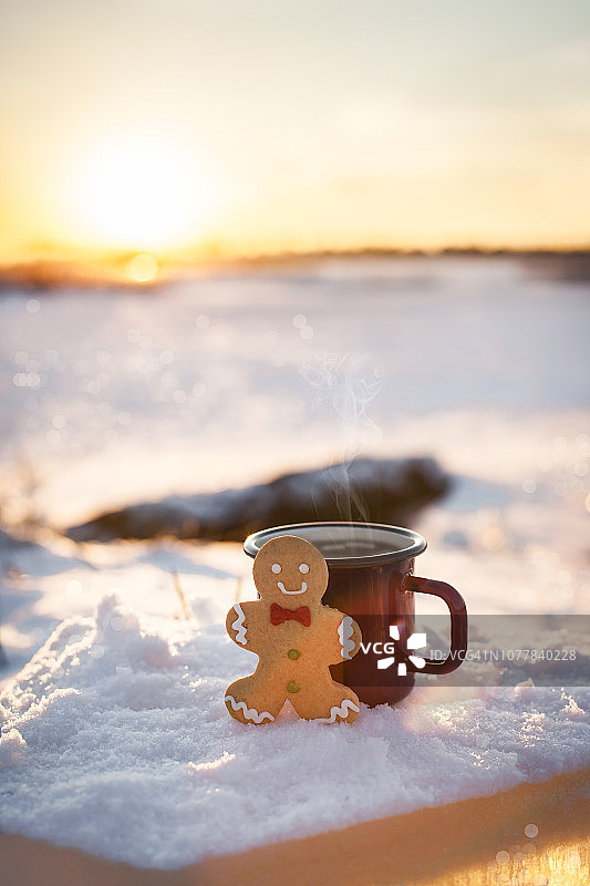 雪地里的热咖啡和姜饼人饼干图片素材