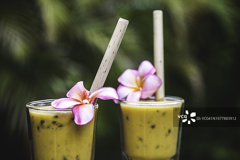 百香芒果冰沙搭配，不对称设计图片素材