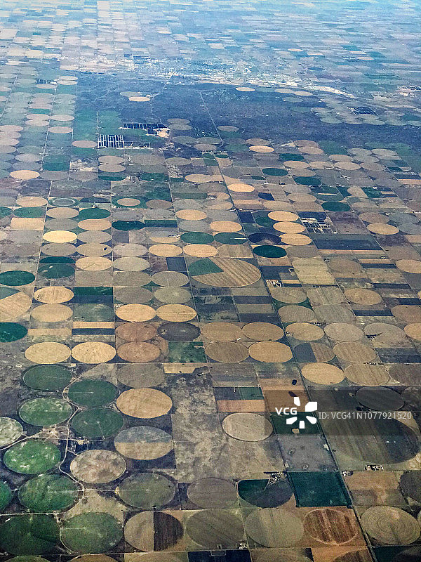 在堪萨斯州花园城附近，奥加拉拉蓄水层的水灌溉土地图片素材