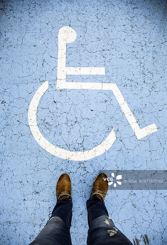 沥青路面上的残疾人标志图片素材