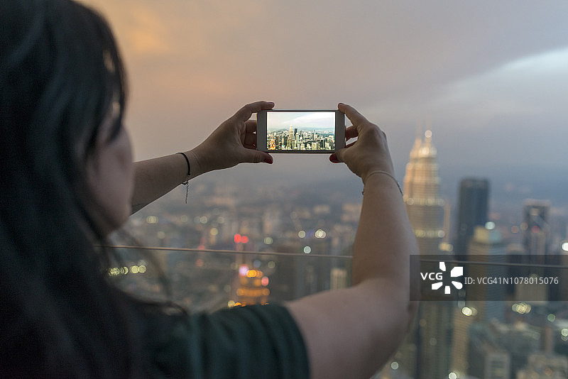 女人拍摄吉隆坡全景图片素材