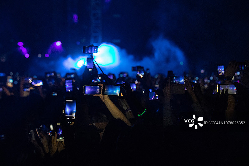 在音乐会上使用智能手机的人群图片素材