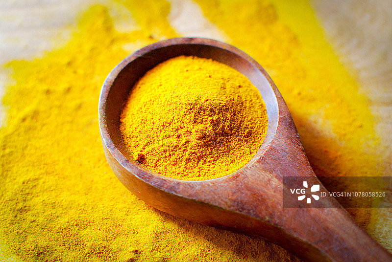 姜黄粉 - 木勺图片素材