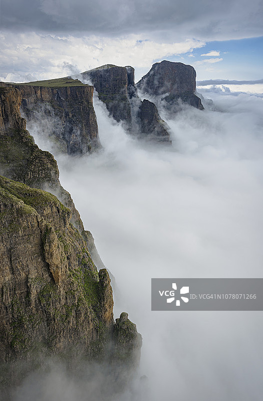 南非夸祖鲁-纳塔尔省德拉肯斯堡乌卡兰巴国家公园的哨兵峰图片素材