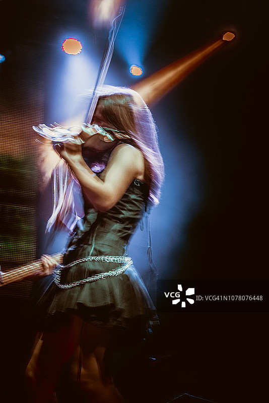 在摇滚音乐会上演奏小提琴图片素材