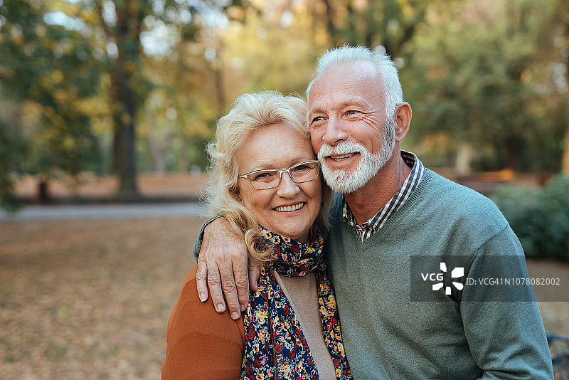 公园里的老年夫妇图片素材