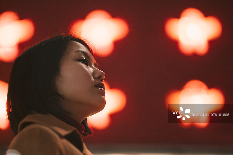 年轻女人在夜晚的肖像图片素材
