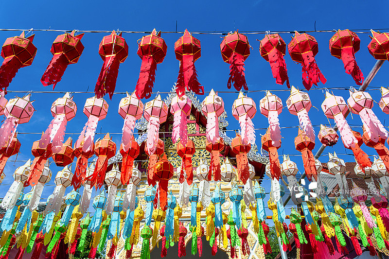 泰国南奔府哈里蓬猜寺水灯节的彩色灯笼节图片素材