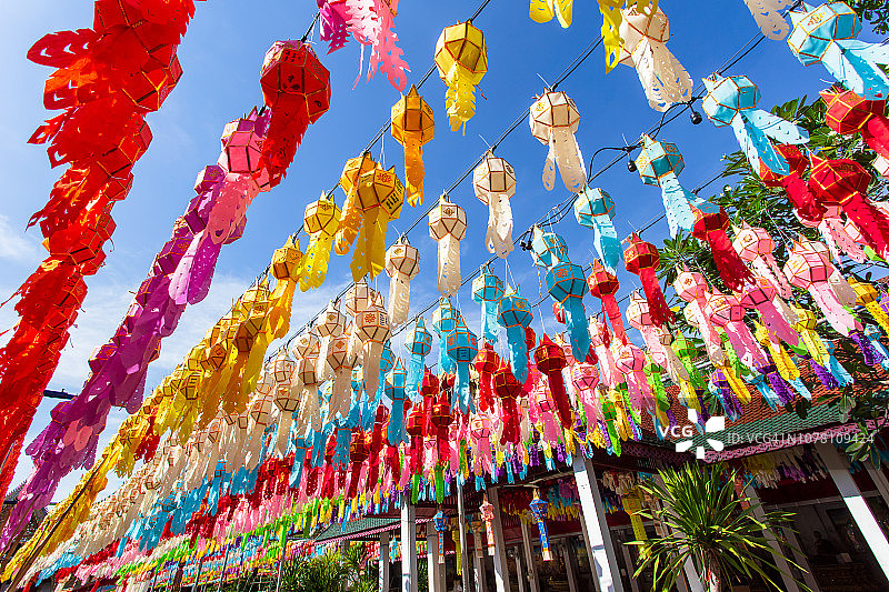 泰国南奔府哈里蓬猜寺水灯节的彩色灯笼节图片素材