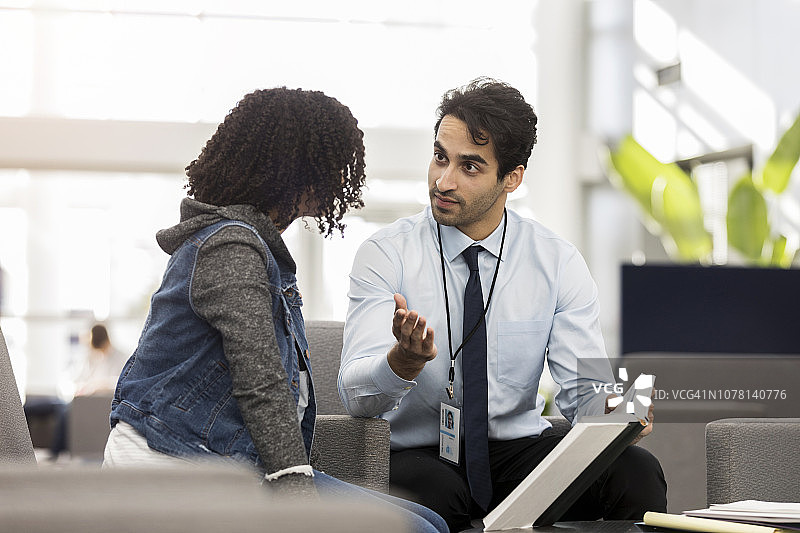 高中老师与学生讲解作业图片素材