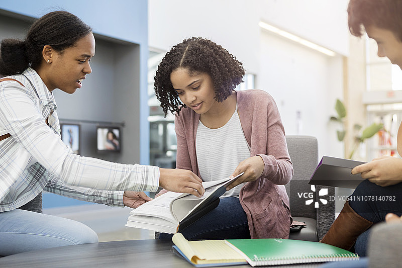 高中生在学校一起学习图片素材