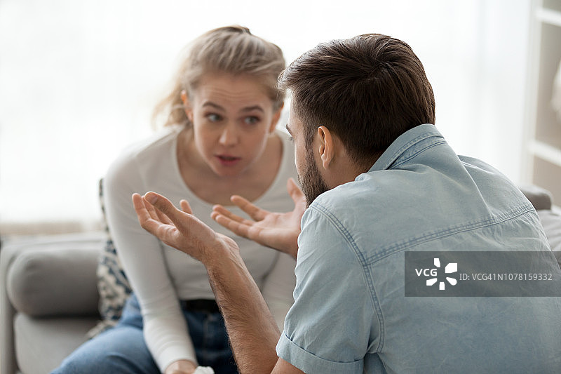 千禧一代夫妻在家中争吵图片素材