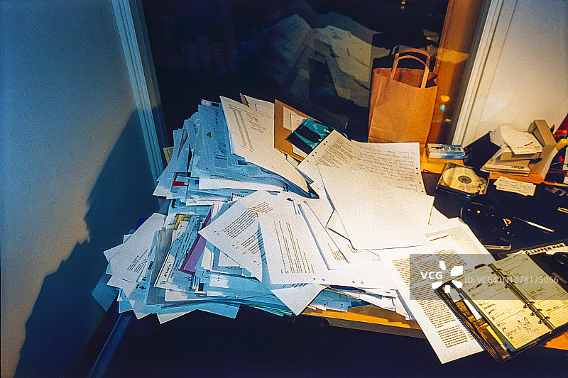 堆满文件的凌乱办公桌图片素材