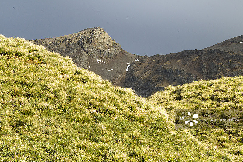 暴风雨天空下的山景图片素材