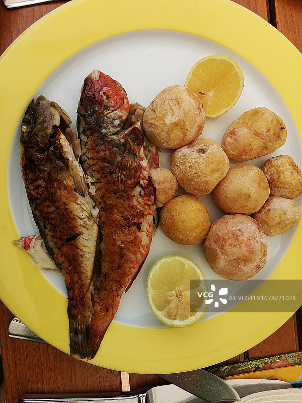 完整的红鲷鱼和土豆图片素材