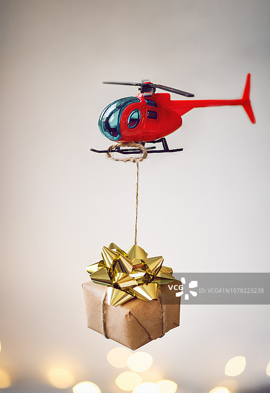 运送圣诞礼物的直升机图片素材
