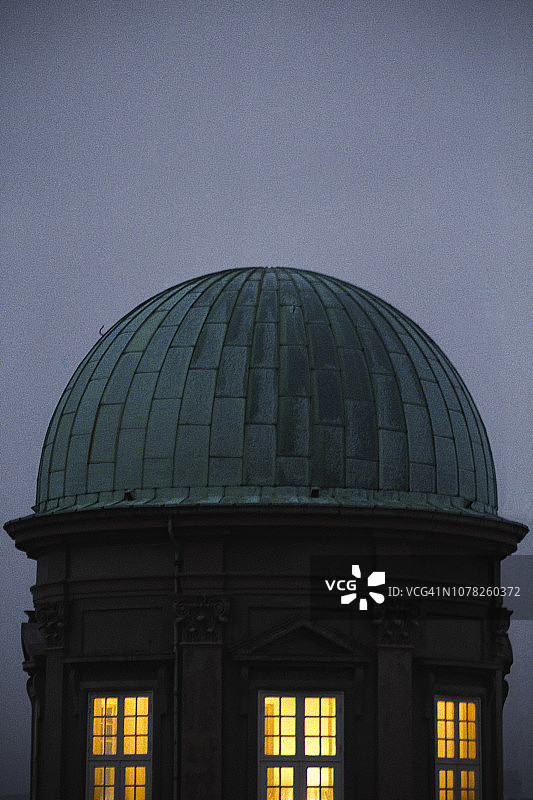 带有照明窗户的塔顶圆顶图片素材