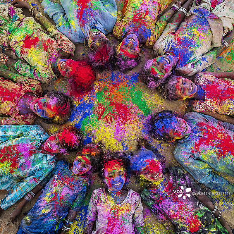 快乐的印度儿童在印度沙漠村庄玩洒红节图片素材