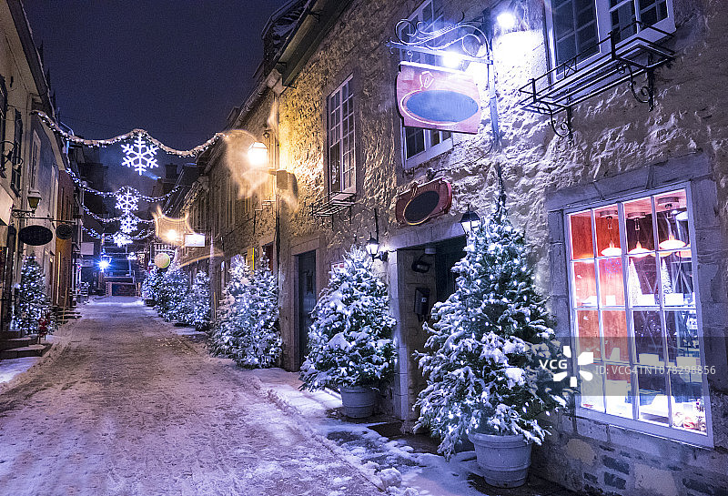 雪中的魁北克老城街景图片素材
