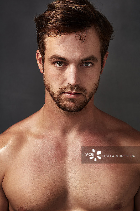 认真的仪容打理图片素材