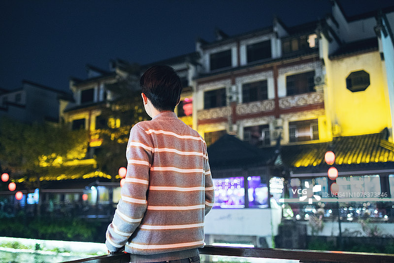 年轻男人参观南京著名旅游景点夫子庙图片素材