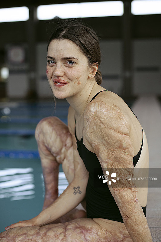 在游泳池中训练的女孩图片素材