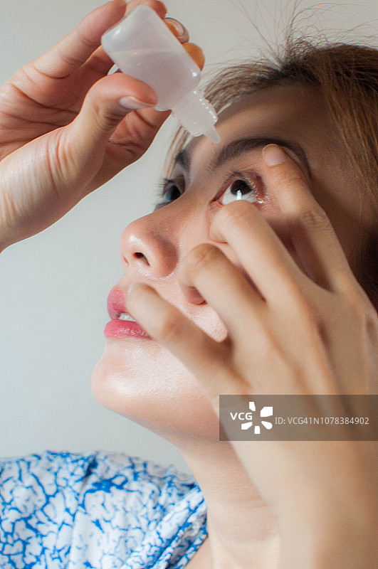 年轻女子正在滴眼药水图片素材