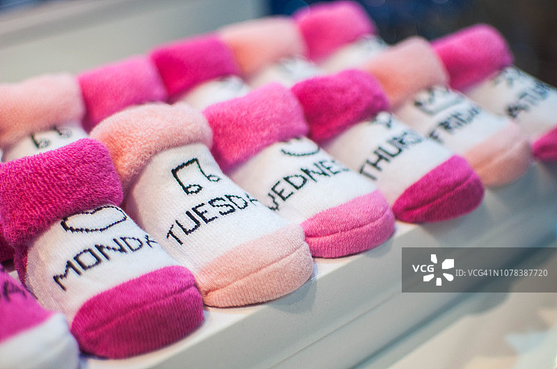 写着星期几的婴儿袜图片素材