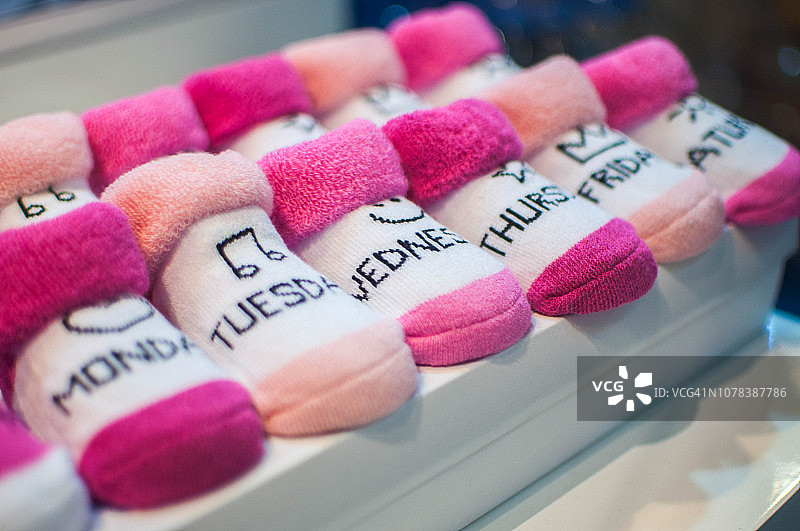 写着星期几的婴儿袜图片素材