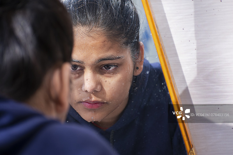 洗脸并照镜子的可爱女孩图片素材