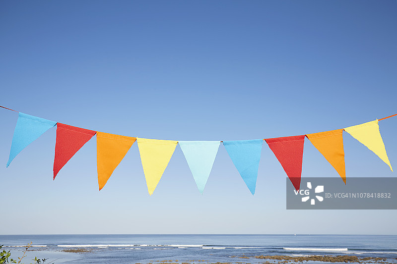 海边派对装饰用的彩色三角旗/吊旗链图片素材
