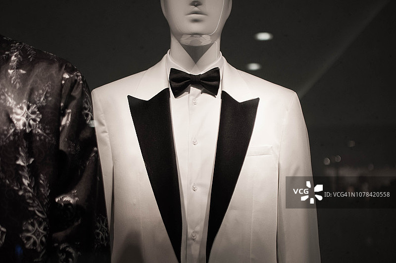 商店橱窗里的女性假人模特图片素材