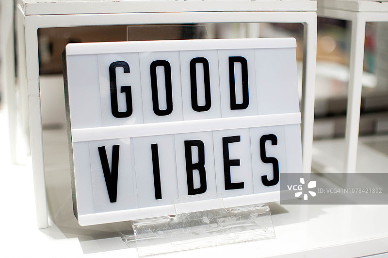 商店货架上的“好心情”短语图片素材