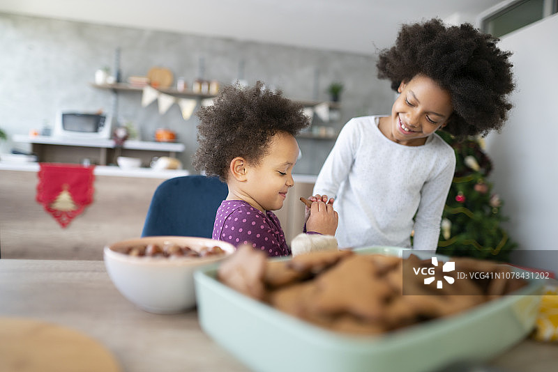 享受甜蜜的圣诞节早晨图片素材