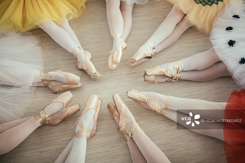 芭蕾舞者围坐成圈图片素材