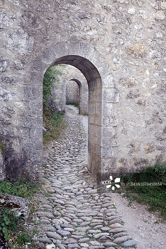 锡斯特龙城堡的拱形门廊和鹅卵石路图片素材