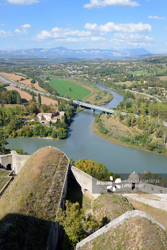 Durance山谷和Sisteron普罗旺斯河景观图片素材