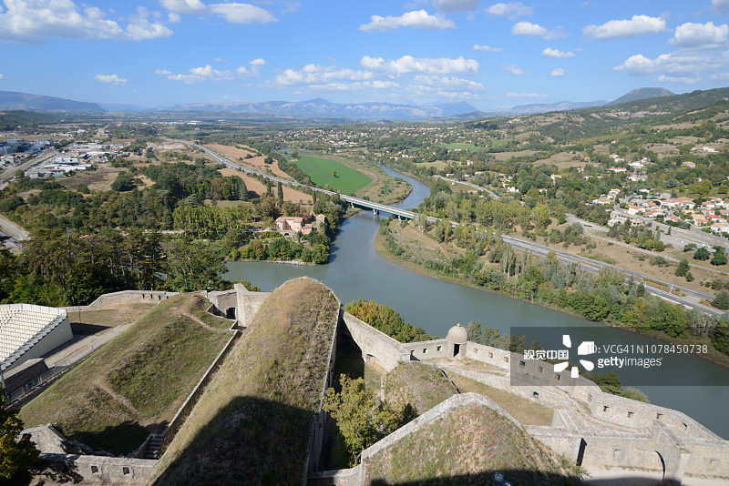 Durance山谷和Sisteron普罗旺斯河景观图片素材